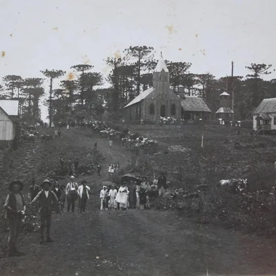 No museu da imigração polonesa  (Museu João Modtkowski) em Aurea, foram resgatados documentos, passaportes, cartas e fotografias de imigrantes poloneses que se instalaram no Rio Grande do Sul no começo do século. Na fotografia tirada em 1928, a saída da missa na primeira igreja de Aurea, na época conhecida como Vila 13 de maio, distrito de Erechim.<!-- NICAID(5318738) -->