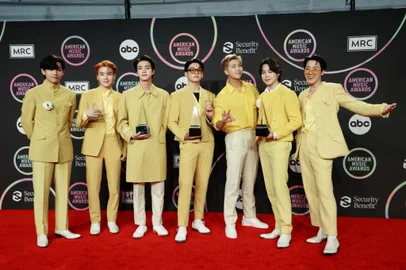 LOS ANGELES, CALIFORNIA - NOVEMBER 21: (L-R) V, Suga, Jin, Jungkook, RM, Jimin, and J-Hope of BTS, winners of the Favorite Pop Song, Favorite Pop Duo or Group, and Artist of the Year awards, pose in the press room during the 2021 American Music Awards at Microsoft Theater on November 21, 2021 in Los Angeles, California.   Matt Winkelmeyer/Getty Images for MRC/AFP (Photo by Matt Winkelmeyer / GETTY IMAGES NORTH AMERICA / Getty Images via AFP)<!-- NICAID(14947034) -->