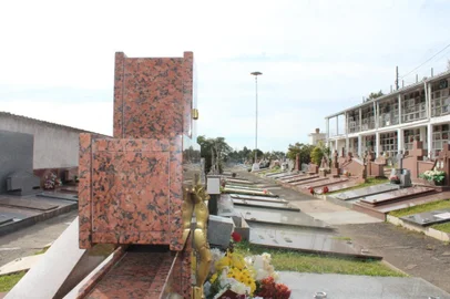 Moradores de Bento Gonçalves têm até o dia 30 de outubro para fazer a limpeza nos cemitérios públicos<!-- NICAID(15239255) -->