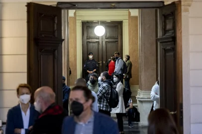 Journalists and members of the public await to enter the court room at the regional court in Vienna, on October 18, 2022. - The trial of the Vienna jihadist attack, the first to hit Austria, opened on October 18, 2022 with the appearance of six alleged accomplices of the killer, who was shot dead on the evening of the 2 November 2020 attack.Kujtim Fejzulai, 20, had spread terror in the heart of the Austrian capital, shooting dead four passers-by, injuring 23 others and spreading panic in this neutral country of 9 million inhabitants, which is usually very safe. (Photo by JOE KLAMAR / AFP)<!-- NICAID(15239523) -->