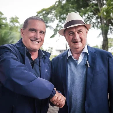 Onyx Lorenzoni recebe o apoio de Roberto Argenta.<!-- NICAID(15240509) -->