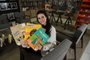 CAXIAS DO SUL, RS, BRASIL, 27/04/2022. Isabel Damian é professora e intérprete de libras. Ela está lançando uma série de livros infantis com tradução para linguagem de sinais. (Bruno Todeschini/Agência RBS)<!-- NICAID(15079867) -->