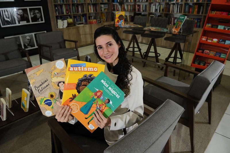 CAXIAS DO SUL, RS, BRASIL, 27/04/2022. Isabel Damian é professora e intérprete de libras. Ela está lançando uma série de livros infantis com tradução para linguagem de sinais. (Bruno Todeschini/Agência RBS)<!-- NICAID(15079867) -->