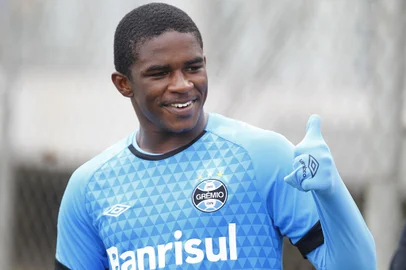 RS - FUTEBOL/TREINO GREMIO  - ESPORTES - Jogadores do Gremio realizam treino durante a manha desta sexta-feira, na preparacao para o Campeonato Gaucho 2015. FOTO: LUCAS UEBEL/GREMIO FBPA<!-- NICAID(11296455) -->