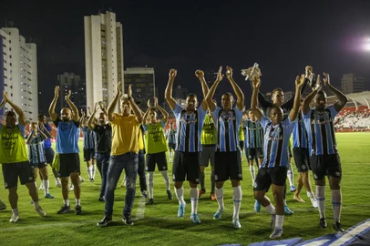 Recife, PE, Brasil, 23/10/2022 - Náutico vs Grêmio pela Série B 2022. Festa dos jogadores gremistas em comemoração ao retorno à elite do futebol brasileiro. - Foto: Jefferson Botega/Agência RBSIndexador: Jeff Botega<!-- NICAID(15243764) -->