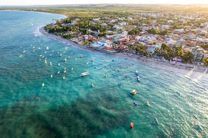 Vista aérea das praias de Porto de Galinhas, Pernambuco, Brasil. Foto: Brastock Images / stock.adobe.comFonte: 500503486<!-- NICAID(15246144) -->