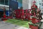 CAXIAS DO SUL, RS, BRASIL, 28/10/2022. Shopping Villagio Caxias inicia os preparativos para o Natal, com a instalação de decorações pelos corredores e a área central, com uma grande árvore natalina e casa do Papai Noel. (Bruno Todeschini/Agência RBS)<!-- NICAID(15248953) -->