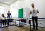 Eduardo Leite vota em escola de Pelotas, no sul do Estado