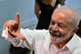 Brazilian former President (2003-2010) and candidate for the leftist Workers Party (PT) Luiz Inacio Lula da Silva flashes the L (for Lula) sign after casting his vote during the presidential run-off election, at a polling station in Sao Paulo, Brazil, on October 30, 2022. - After a bitterly divisive campaign and inconclusive first-round vote, Brazil elects its next president in a cliffhanger runoff between far-right incumbent Jair Bolsonaro and veteran leftist Luiz Inacio Lula da Silva. (Photo by NELSON ALMEIDA / AFP)Editoria: POLLocal: Sao PauloIndexador: NELSON ALMEIDASecao: electionFonte: AFPFotógrafo: STF<!-- NICAID(15249879) -->