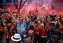 Apoiadores de Lula comemoram em frente ao comitê do presidente eleito na Cidade Baixa