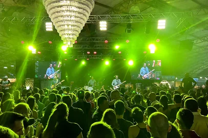 A Festa do Espumante Brasileiro, realizada desde o dia 6 de outubro, em Garibaldi, recebeu 79 mil 637 pessoas durante os 15 dias de evento. O número representa um recorde de público desde 2003 quando o formato atual foi adotado. Nesta edição as 22 vinícolas participantes disponibilizaram mais de cem rótulos e comercializaram cerca de 29 mil garrafas de espumante.<!-- NICAID(15251006) -->