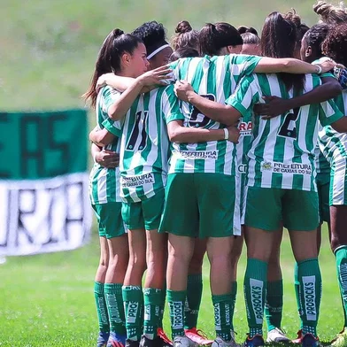 O Juventude saiu em desvantagem na semifinal do Gauchão Feminino. Na tarde deste domingo (23), as Esmeraldas receberam o Inter no Campo da Fras-le, em Caxias do Sul, e foram derrotadas por 2 a 0. Fabi Simões e Isabela marcaram os gols colorados. Com isso, o alviverde terá de reverter o placar no próximo sábado (29) para ir à final. <!-- NICAID(15243715) -->