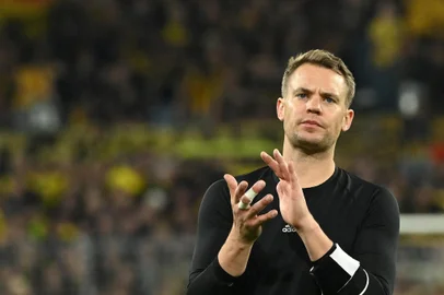 Bayern Munichs German goalkeeper Manuel Neuer reacts after the German first division Bundesliga football match between BVB Borussia Dortmund and FC Bayern Munich in Dortmund, western Germany, on October 8, 2022. (Photo by INA FASSBENDER / AFP) / DFL REGULATIONS PROHIBIT ANY USE OF PHOTOGRAPHS AS IMAGE SEQUENCES AND/OR QUASI-VIDEOEditoria: SPOLocal: DortmundIndexador: INA FASSBENDERSecao: soccerFonte: AFPFotógrafo: STR<!-- NICAID(15253834) -->