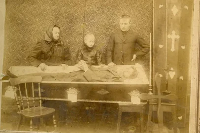 Velório de um integrante da família Bruxel, de Dois Irmãos, no ano de 1902<!-- NICAID(15254420) -->