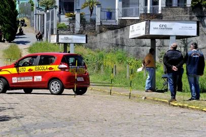CAXIAS DO SUL, RS, BRASIL, 03/11/2022. Agentes do Centro de Formação de Condutores (CFC) da Brigada Militar, destinados para atuarem na avaliação em exames práticos do Detran para Carteira Nacional de Habilitação (CNH) começaram a atuar nesta quinta-feira (3), em Caxias do Sul. No primeiro dia, alunos agendados por quatro, dos 11 CFCs da cidade, puderam realizar o teste aplicado na Rua Rodolfo Braghirolli, bairro Cinquentenário. (Neimar De Cesero/Agência RBS)<!-- NICAID(15254613) -->