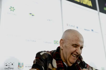 03/11/2022 - PORTO ALEGRE, RS - Carlos Nejar autografa obras na Feira do Livro. FOTO: Camila Hermes / Agência RBS<!-- NICAID(15255183) -->