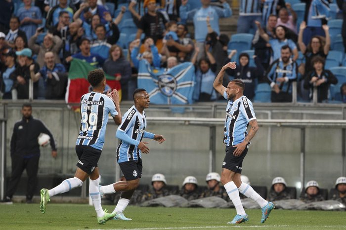 Grêmio goleia o Brusque na Arena em despedida da Série B