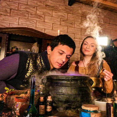 Média metragem dá sequência ao projeto cultural Livro Que te Quero ao Vivo A história que encantou mais de 30 mil estudantes gaúchos em 193 escolas ganha uma nova fase: Carmina e Magnus, os feiticeiros do reino mágico de Castrum, terão sua origem contada na telona. O projeto cultural Livro Que te Quero ao Vivo entra em sua segunda etapa com o desenvolvimento de um média-metragem gravado nas cidades de Monte Belo do Sul, Garibaldi, São Francisco de Paula, Gramado e Montenegro. As filmagens começaram em setembro e seguem até meados de novembro. A previsão de lançamento é para fevereiro de 2023.<!-- NICAID(15253812) -->