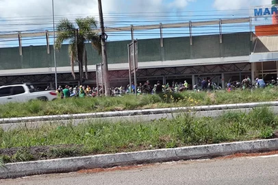 Manifestantes contrários ao resultado da eleição para presidência estão reunidos em frente ao 3º Grupo de Artilharia Antiaérea (3º GAAAe) de Caxias do Sul neste domingo (6). Pela manhã, houve uma motociata que passou pelo local. Os veículos se concentraram na RS-122. <!-- NICAID(15257009) -->