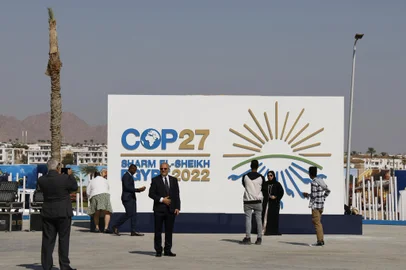 Participants arrive at the Sharm El Sheikh International Convention Centre, on the first day of the COP27 climate summit, in Egypts Red Sea resort city of Sharm el-Sheikh, on November 6, 2022 - The UNs COP27 climate summit kicked off today in Egypt after a year of extreme weather disasters that have fuelled calls for wealthy industrialised nations to compensate poorer countries. (Photo by Ludovic MARIN / AFP)Editoria: ENVLocal: Sharm el SheikhIndexador: LUDOVIC MARINSecao: environmental politicsFonte: AFPFotógrafo: STF<!-- NICAID(15257011) -->