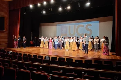 Mais de 40 instrumentos musicais, dezenas de figurinos e adereços, e mais de 130 pessoas em cena. Estes são apenas alguns números que demonstram a grandiosidade do que será levado ao palco do UCS Teatro na próxima quinta-feira, 10 de novembro, para a primeira edição do CETEC Musical. O evento inédito é protagonizado pelos alunos do CETEC Fundamental. A palavra musical remete, logo de cara, aos grandes espetáculos internacionais, como os da Broadway, mas o tema do CETEC Musical será o Brasil e seus Brasis, revelando manifestações culturais e artísticas de cinco regiões e toda a diversidade de um país continental.<!-- NICAID(15257754) -->