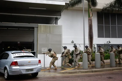 Porto Alegre, RS, Brasil, 09-11-2022:  Simulação de ataque ao Consulado dos EUA, na zona norte. O principal objetivo do exercício é preparar a reação dos funcionários a situações de emergência e a coordenação com serviços locais acionados nessas situações. Foto: Mateus Bruxel / Agência RBSIndexador: Mateus Bruxel<!-- NICAID(15259674) -->
