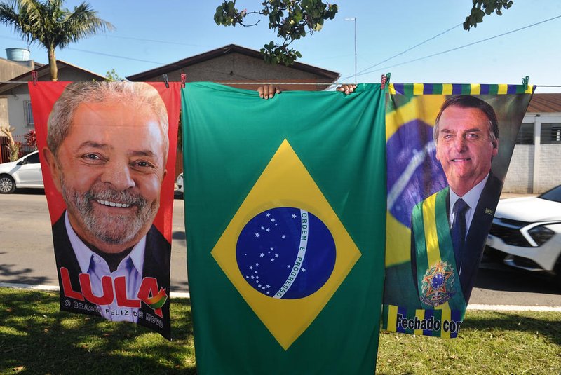CAXIAS DO SUL, RS, BRASIL, 28/10/2022. Comércio de bandeiras e toalhas de Lula e Bolsonaro movimenta Caxias do Sul antes do segundo turno das eleições. (Bruno Todeschini/Agência RBS)<!-- NICAID(15248869) -->