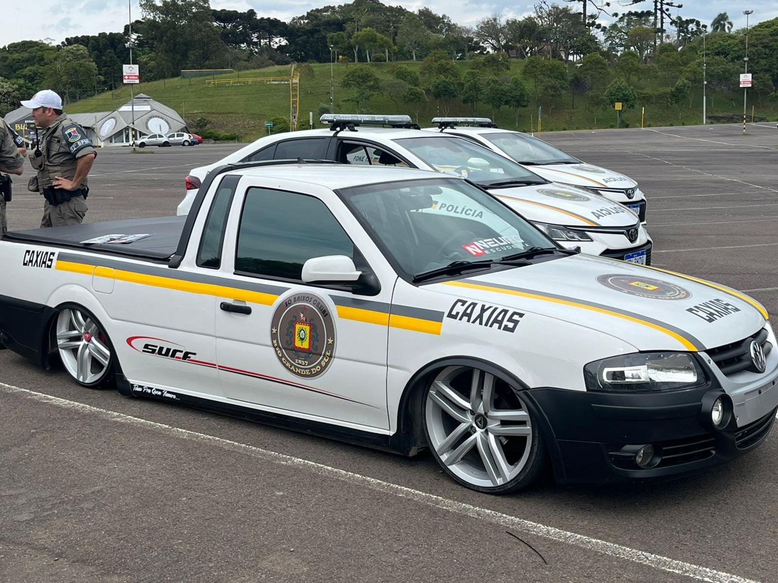 VW Saveiro rebaixada com pintura da PRF é apreendida em operação no Sul