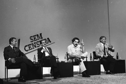 Debate político dos canditos ao Governo do Estado, em 1982.Programa Sem Censura da TV Gaúcha.Da esquerda para a direita: Jair Soares, Pedro Simon, Olívio Dutra e Alceu Collares.#envelope: 5612*OBS CDI: fotógrafo identificado apenas como Vaz no envelope original de negativos.<!-- NICAID(10032355) -->