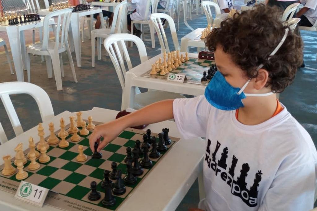 Primeiro dia de Torneio de Xadrez reúne crianças e jovens de