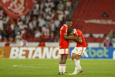 Porto Alegre, RS, Brasil, 11/07/2022 - Internacional vs América Mineiro no Beira-Rio pelo Brasileirão Série A 2022 . Taison, Edenílson- Foto: Jefferson Botega/Agência RBSIndexador: JEFF BOTEGA<!-- NICAID(15146496) -->