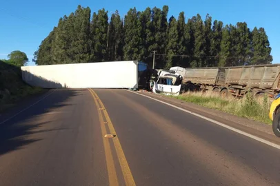 Carreta tombada após acidente bloqueia RS-324, em Gramado dos Loureiros, norte do RS.<!-- NICAID(15267681) -->