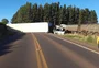 Carreta tomba após acidente e bloqueia rodovia no norte do RS
