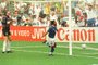 Nas quartas-de-final da Copa do Mundo de 1994, nos Estados Unidos, o Brasil enfrentou a Seleção da Holanda. A partida terminou 3 a 2 para a Seleção Brasileira. Na foto, Romário comemora o primeiro gol do Brasil, aos sete minutos do segundo tempo. Partida ocorrida em 9 de julho de 1994.#PÁGINA: 57<!-- NICAID(1924326) -->