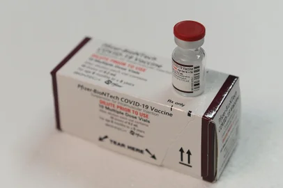 CAXIAS DO SUL, RS, BRASIL, 17/11/2022. A 5ª Coordenadoria Regional da Saúde, em Caxias do Sul, recebeu doses da vacina Pfizer Baby, contra o coronavírus. Os imunizantes serão distribuídos nesta quinta (17) para Caxias do Sul e municípios da região da serra. Na foto, Patrícia Jardim Machado, responsável pelas imunizações da 5° CRS. (Bruno Todeschini/Agência RBS)<!-- NICAID(15267737) -->