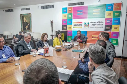 Presidente Valdeci Oliveira recebe comissão para falar sobre o PLC 182/2022<!-- NICAID(15268442) -->