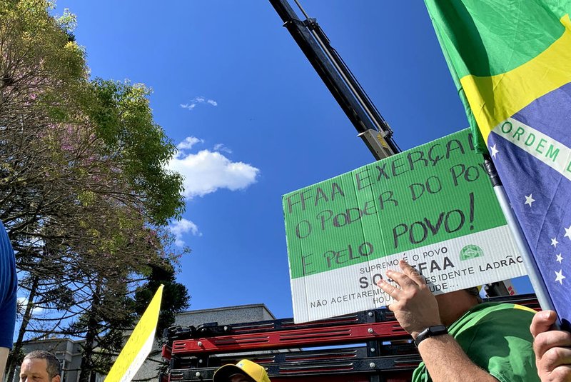 CAXIAS DO SUL, RS, BRASIL, 15/11/2022. Manifestantes continuam em frente ao Quartel em Caxias Do Sul neste feriado, 15 de novembro. (Neimar De Cesero/Agência RBS).<!-- NICAID(15265403) -->