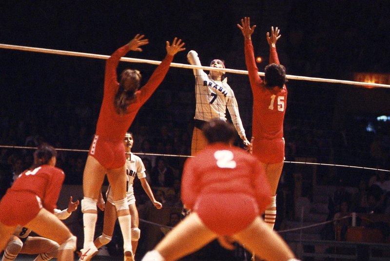 Em Arequipa, Peru, a seleção brasileira feminina durante o 9º Campeonato Mundial de Voleibol. 1982. Isabel no alto da rede.<!-- NICAID(15268130) -->