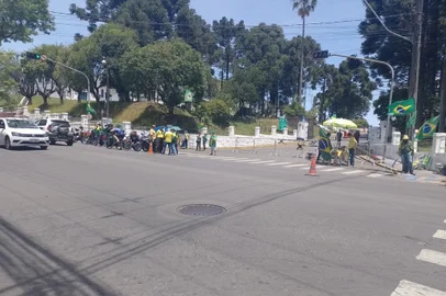 Após recomendação do MPF, grades são instaladas em frente ao quartel de Caxias e manifestantes ocupam outro ponto na Avenida Rio Branco<!-- NICAID(15270487) -->