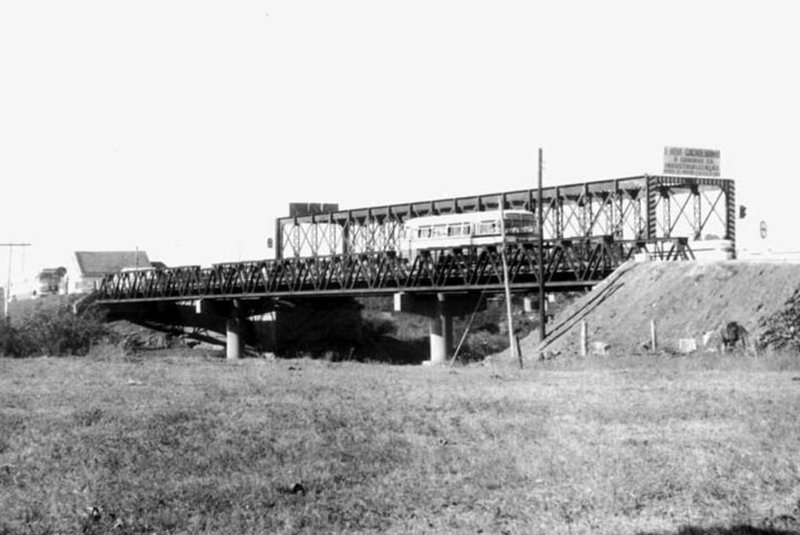 Foto da década 1970. Ponte de ferro, de Cachoerinha, já demolida.<!-- NICAID(15271346) -->