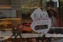 CAXIAS DO SUL, RS, BRASIL (24/11/2021)Vitrine das lojas que tem menção da Black Friday. (Antonio Valiente/Agência RBS)<!-- NICAID(14949369) -->