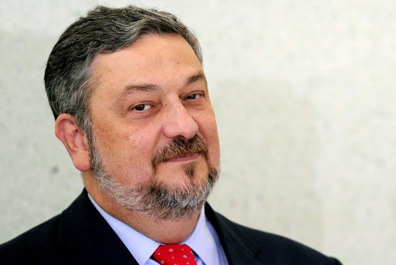 (FILES) This file photo taken on June 7, 2011 shows former Brazilian Minister of Economy and Chief of Staff Antonio Palocci during a ceremony at Planalto Palace in Brasilia. Brazilian police on September 26, 2016 arrested Antonio Palocci, a former finance minister and senior figure in the last two governments, as part of the Petrobras corruption probe, news reports said. / AFP PHOTO / EVARISTO SAEditoria: POLLocal: BrasíliaIndexador: EVARISTO SASecao: corporate crimeFonte: AFPFotógrafo: STF<!-- NICAID(12470926) -->