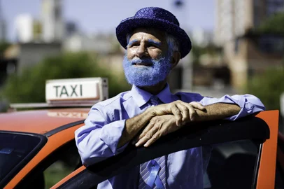 Porto Alegre, RS, Brasil, 18-11-2022: O taxista Newton Roberto Lopes Boa Nova, 69 anos, trabalha vestido de azul e com o carro decorado em novembro. A campanha Novembro Azul busca estimular a conscientização sobre a necessidade de realizar o exame para prevenir câncer de próstata. Foto: Mateus Bruxel / Agência RBSIndexador: Mateus Bruxel<!-- NICAID(15269112) -->