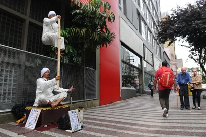 CAXIAS DO SUL, RS, BRASIL, 21/11/2022. Os artistas de rua venezuelanos Yolman Millan, 44 anos, e Misael La Cruz, 19 anos, se apresentam na Avenida Júlio de Castilhos, na área central de Caxias do Sul. Eles estão na cidade desde a última sexta-feira (18) e seu espetáculo tem referências do imaginário dos gurus indianos. (Bruno Todeschini/Agência RBS)<!-- NICAID(15271548) -->
