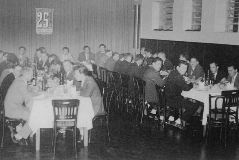 Funcionários de diversas seções da fábrica celebraram o aniversário de 25 anos da Metalúrgica Gazola durante jantar no Clube Juvenil, em 1957. Além dos diretores na mesa ao fundo (José Ariodante Mattana, José Gazola, Sylvio Gazola e Ivo Gazola), participaram do jantar Cipriano Torresini, Henrique Gazola, Armindo Gubert, Vicente Luiz Marcon e diversos outros colegas.<!-- NICAID(15269062) -->
