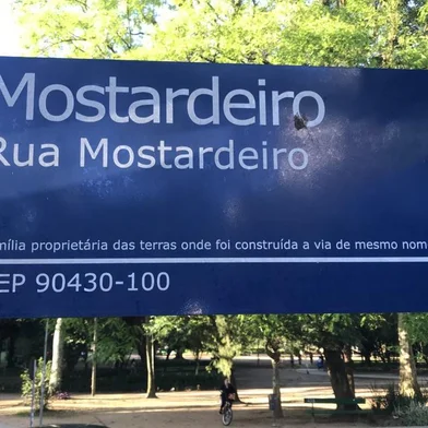 Placa da Rua Mostardeiro em 2022<!-- NICAID(15273406) -->