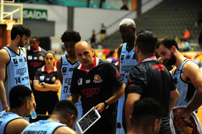 CAXIAS DO SUL, RS, BRASIL, 23/11/2022. Caxias do Sul Basquete x São Paulo,  jogo válido pela quinta rodada do Novo Basquete Brasil - NBB 2022/2023 - e realizado no ginásio do Sesi. (Porthus Junior/Agência RBS)<!-- NICAID(15274449) -->