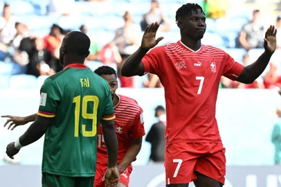 Switzerlands forward #07 Breel Embolo (R) celebrates after he scored the opening goal during the Qatar 2022 World Cup Group G football match between Switzerland and Cameroon at the Al-Janoub Stadium in Al-Wakrah, south of Doha on November 24, 2022. (Photo by Fabrice COFFRINI / AFP)Editoria: SPOLocal: DohaIndexador: FABRICE COFFRINISecao: soccerFonte: AFPFotógrafo: STF<!-- NICAID(15274673) -->