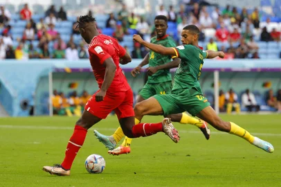 Switzerlands forward #07 Breel Embolo (L) fights for the ball with Cameroons defender #21 Jean-Charles Castelletto during the Qatar 2022 World Cup Group G football match between Switzerland and Cameroon at the Al-Janoub Stadium in Al-Wakrah, south of Doha on November 24, 2022. (Photo by Odd ANDERSEN / AFP)Editoria: SPOLocal: DohaIndexador: ODD ANDERSENSecao: soccerFonte: AFPFotógrafo: STF<!-- NICAID(15274671) -->