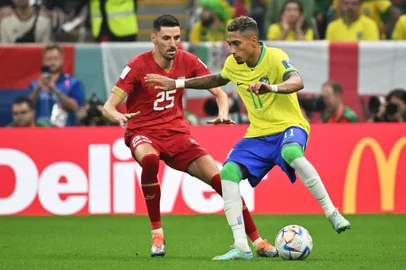 Brazils forward #11 Raphinha (R) fights for the ball with Serbias defender #25 Filip Mladenovic (L) during the Qatar 2022 World Cup Group G football match between Brazil and Serbia at the Lusail Stadium in Lusail, north of Doha on November 24, 2022. (Photo by NELSON ALMEIDA / AFP)Editoria: SPOLocal: DohaIndexador: NELSON ALMEIDASecao: soccerFonte: AFPFotógrafo: STF<!-- NICAID(15275436) -->